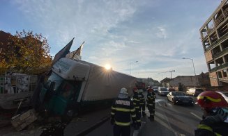 Pericol de explozie în Cluj-Napoca: A intrat cu tirul încărcat cu cherestea direct într-o conductă de gaz, în Cipariu