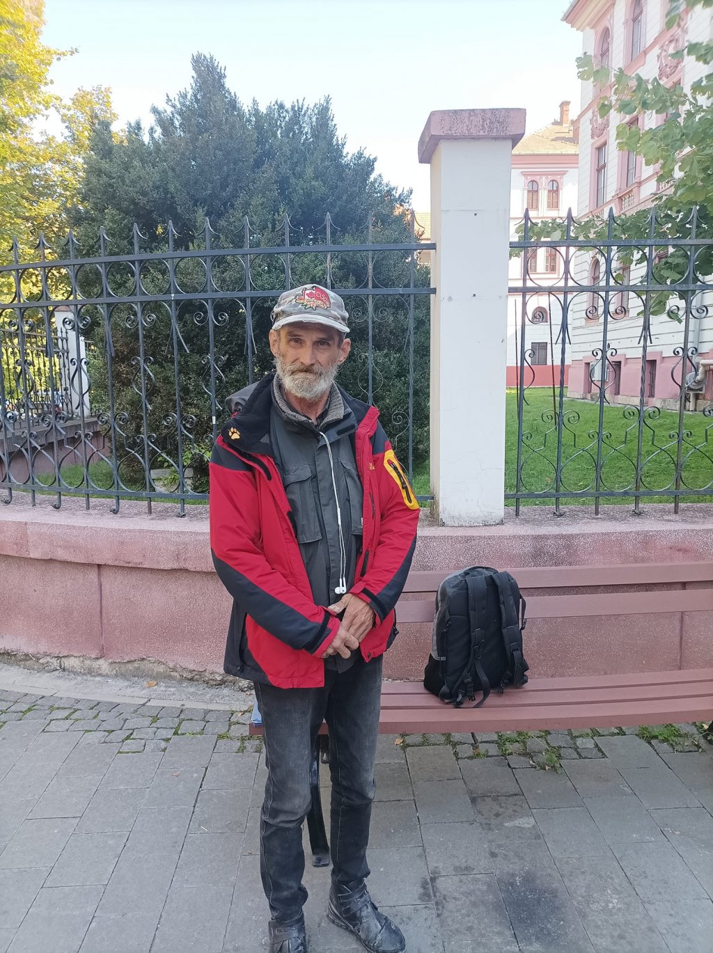 Nenea Jeno, care dormea în cort pe malul Someșului, are buletin provizoriu! Acum luptă pentru subvenție de chirie