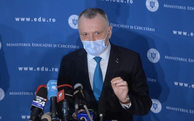 Licee sanitare cu rată de vaccinare de 30%. Cîmpeanu le-a pus gând rău directorilor anti-vaccinişti şi anunţă controale