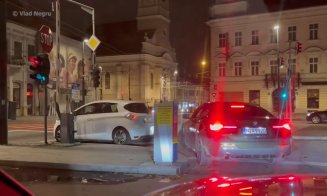 Cum a furat locul de parcare din centrul Clujului şoferul unui bolid de lux