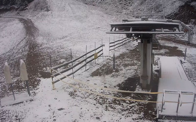 Ploi, frig și lapoviţă la Cluj! Pe Buscat a nins