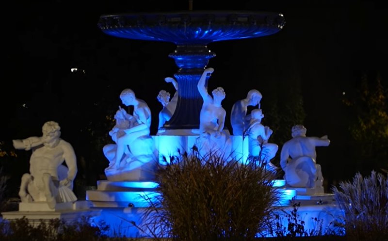 Fântâna artezienă din Parcul Central, iluminată