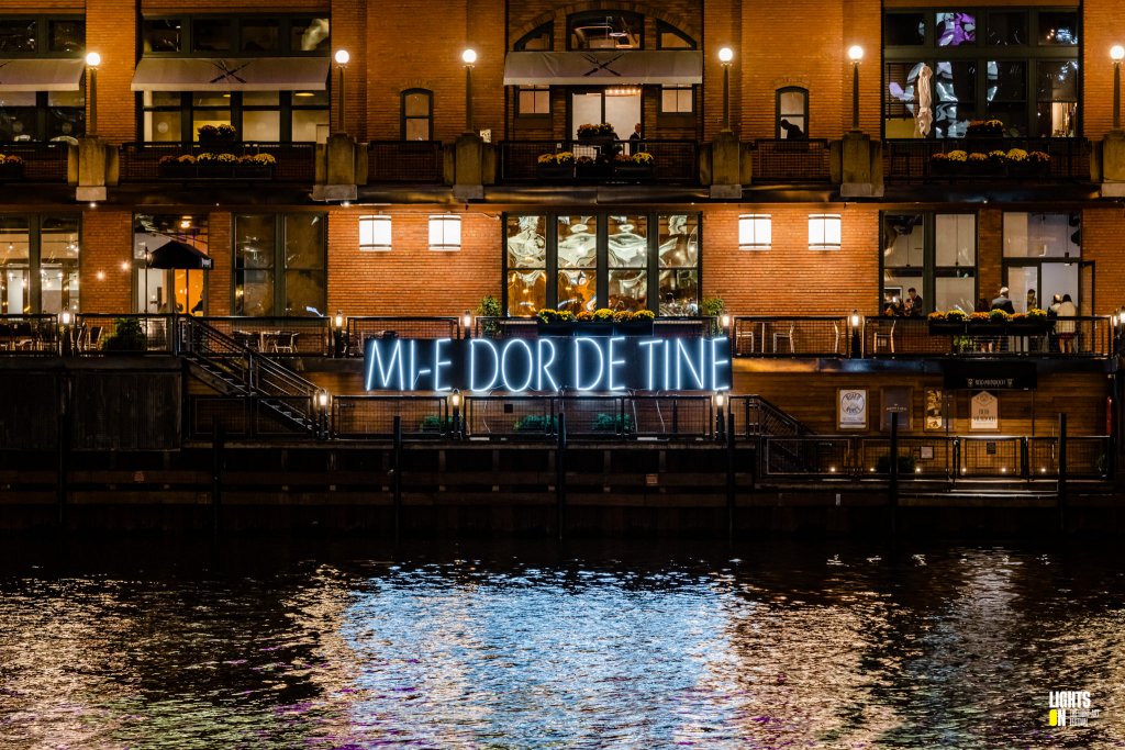 Instalația de lumină “Mi-e Dor de Tine” generează emoții în inima celei mai mari comunități de români din Statele Unite ale Americii