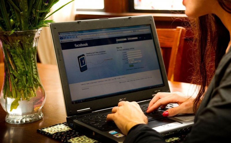 O tânără și-a dat în judecată fostul iubit pentru că nu ștergea pozele cu ei doi de pe Facebook. Ce a decis instanța