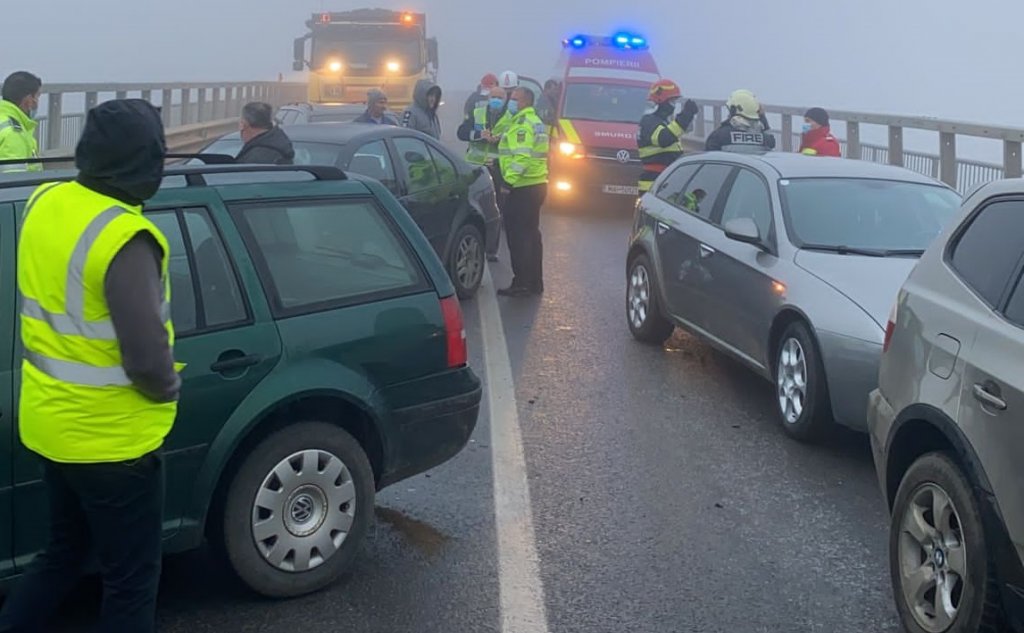 CARAMBOL cu 21 de mașini. Ceaţa şi poleiul au favorizat accidentul în lanţ