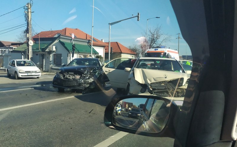 Accident cu trei mașini în Florești. Cel puțin o persoană rănită