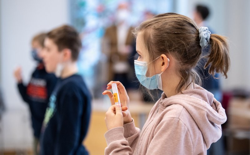 Ministerul Educației întreabă Ministerul Sănătății dacă elevii își pot face testele pe bază de salivă acasă