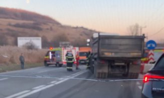 Cluj: Accident la ieșirea din Feleacu spre Vâlcele. Un șofer a intrat cu mașina într-un camion