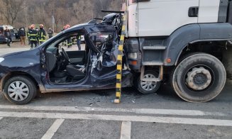 Cluj: Accident la ieșirea din Feleacu spre Vâlcele. Un șofer a intrat cu mașina într-un camion