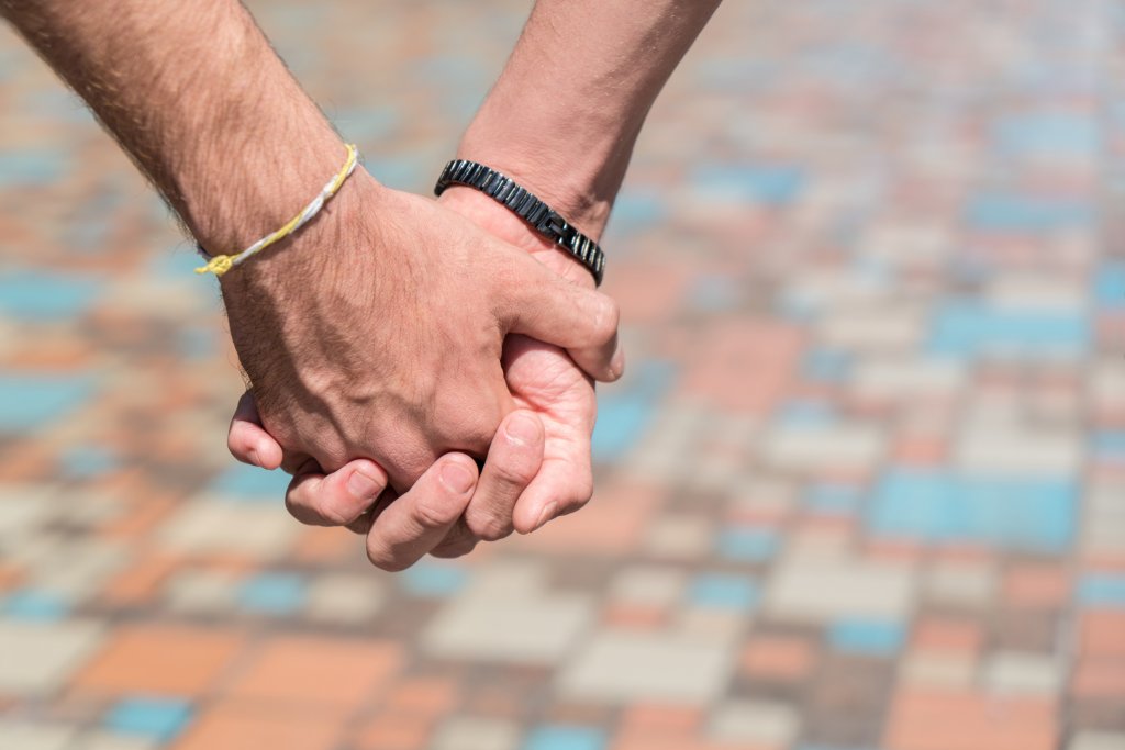 Un bărbat gay din Cluj a adoptat un copil din România