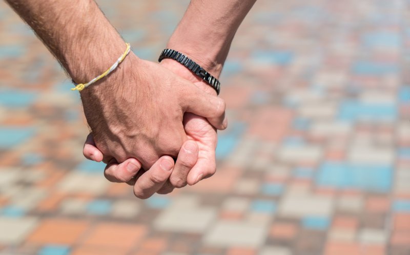 Un bărbat gay din Cluj a adoptat un copil din România