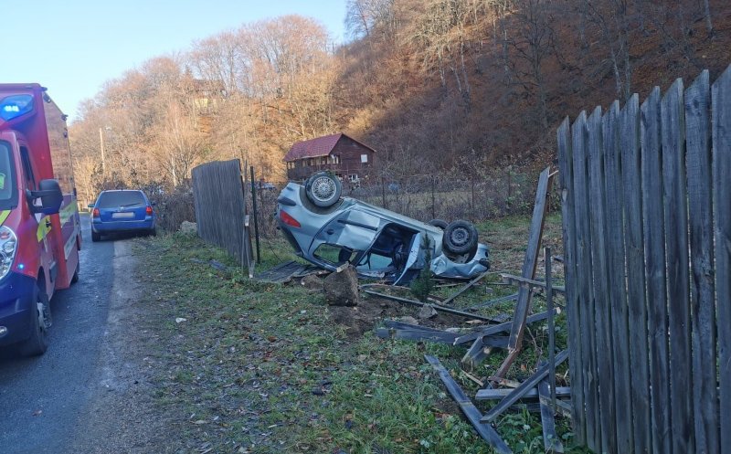 Mașină răsturnată pe un drum din Cluj. Șoferița a scăpat ca prin minune