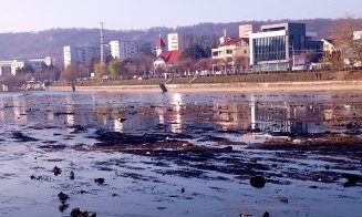 Ce gunoaie mai zac pe fundul apei. Peisaj dezolant la Cluj-Napoca pe promenada Someşului