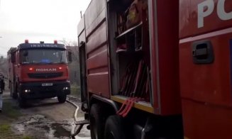 Casă cuprinsă de flăcări într-o localitate din Cluj. Tânăr cu arsuri, transportat la spital