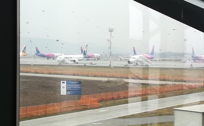 Probleme pe Aeroportul din Cluj! Pasagerii unei curse internaționale au fost debarcați din avion / Care a fost motivul