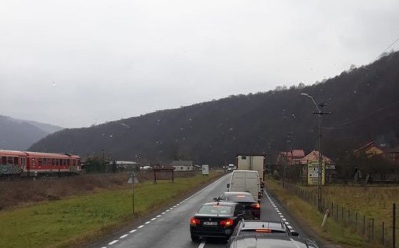 Accident pe Cluj - Oradea. Un microbuz a intrat într-un stâlp