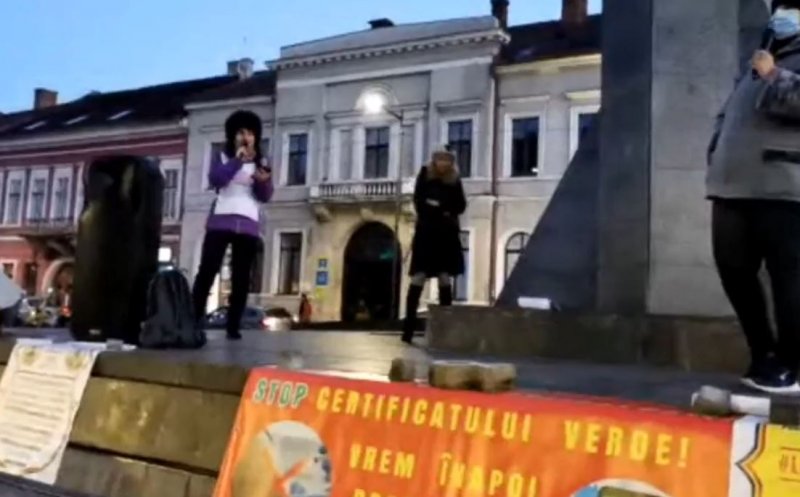Protest anti-restricții în centrul Clujului: "Nu cedăm, nu ne vaccinăm!"