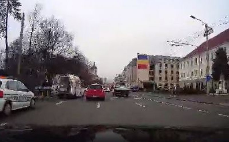 Accident GRAV lângă teatru. O persoană a fost lovită de mașină pe trotuar/ Pietonul a murit