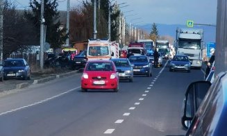 Impact frontal între două mașini pe Cluj - Gherla. Un bărbat a fost rănit