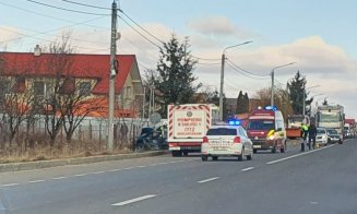 Impact frontal între două mașini pe Cluj - Gherla. Un bărbat a fost rănit
