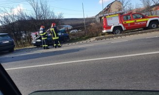 Impact frontal între două mașini pe Cluj - Gherla. Un bărbat a fost rănit