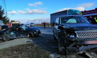 Impact frontal între două mașini pe Cluj - Gherla. Un bărbat a fost rănit