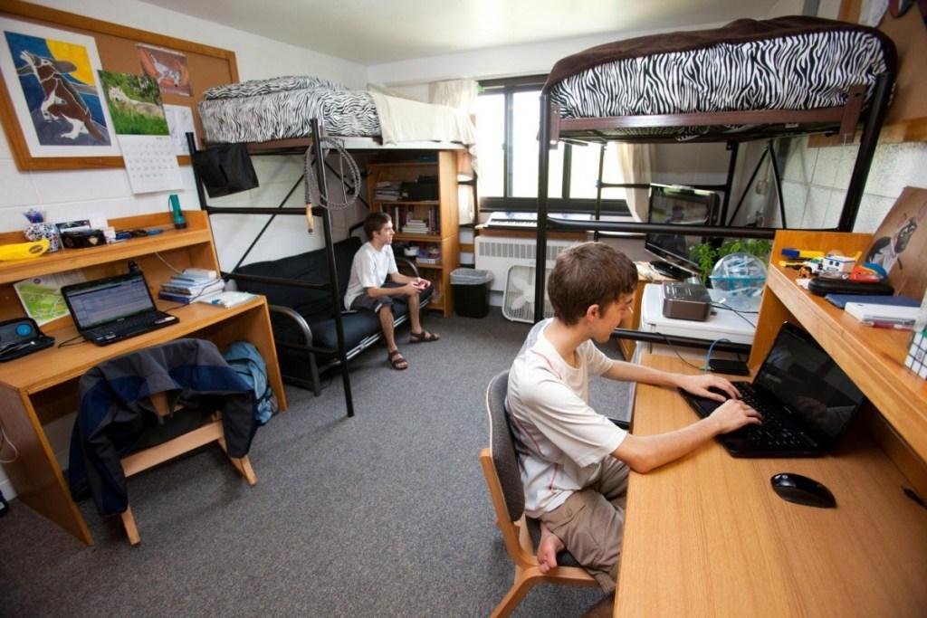 Pe banii părinților sau cu job part-time. Studenții, obligați să găsească surse alternative de venit pentru a face față cheltuielilor din Cluj