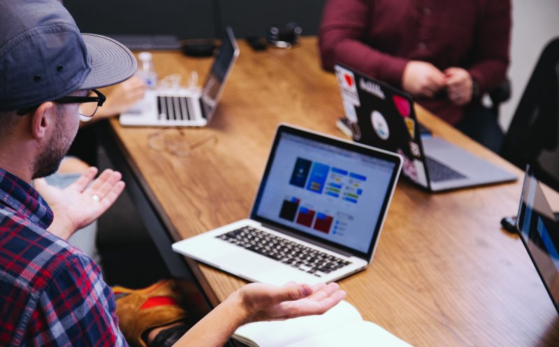 O companie clujeană oferă servicii gratuite de digitalizare afacerilor aflate la început de drum