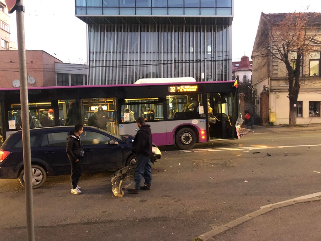 Accident în Piaţa Cipariu din Cluj-Napoca. S-a luat la trântă cu autobuzul CTP