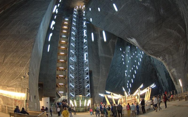 Oameni FĂRĂ MASCĂ, în plină pandemie, la Salina Turda