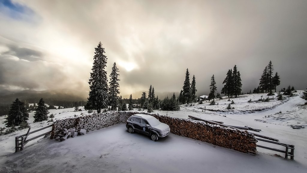 Zăpadă şi -9°C pe Vlădeasa. Salvamontul către turişti: "Echipaţi-vă corespunzător!"