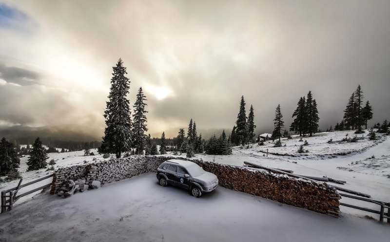 Zăpadă şi -9°C pe Vlădeasa. Salvamontul către turişti: "Echipaţi-vă corespunzător!"