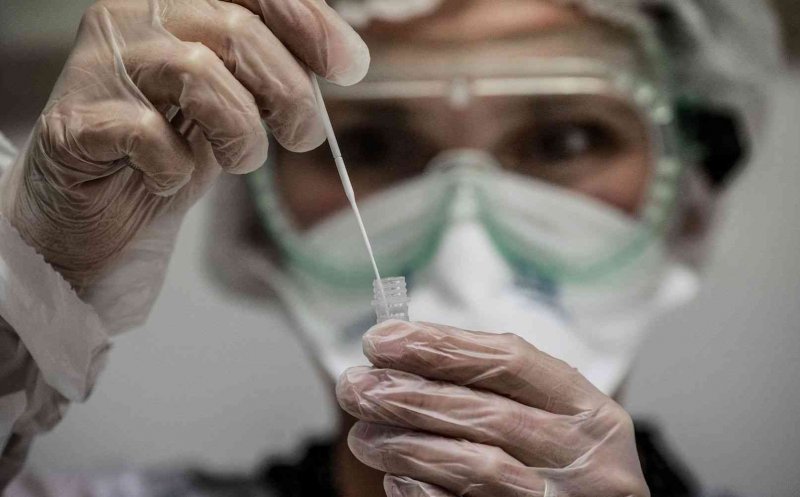 Cum a apărut Omicron? Este mai agresivă? Mai funcționează vaccinul? Ce spun specialiștii