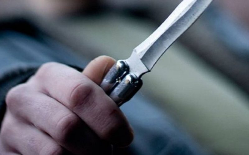 Tentativă de OMOR în Cluj. A fugit de la locul faptei după ce şi-a înjunghiat în zona capului rivalul