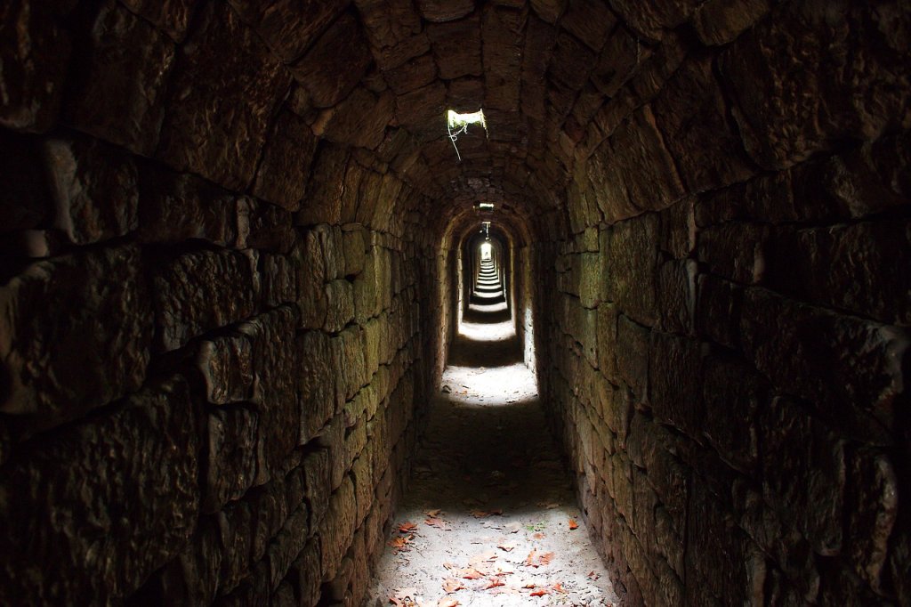 Tunelurile subterane din Cluj, între mit și realitate. Ce se află, de fapt, în catacombele orașului