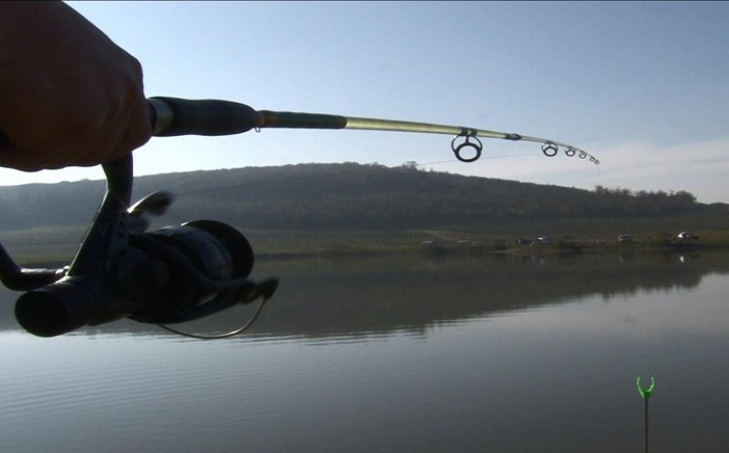 De Ziua Națională, un clujean era la furat de pești pe un lac din Câmpenești