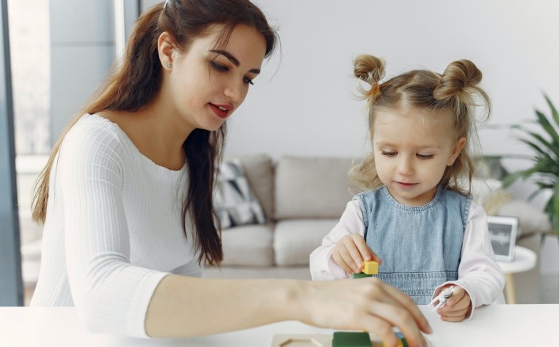 Babysitting cu vaccin. Cât plătesc clujenii pentru o bonă în pandemie