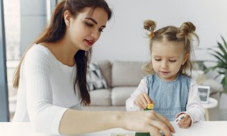 Babysitting cu vaccin. Cât plătesc clujenii pentru o bonă în pandemie