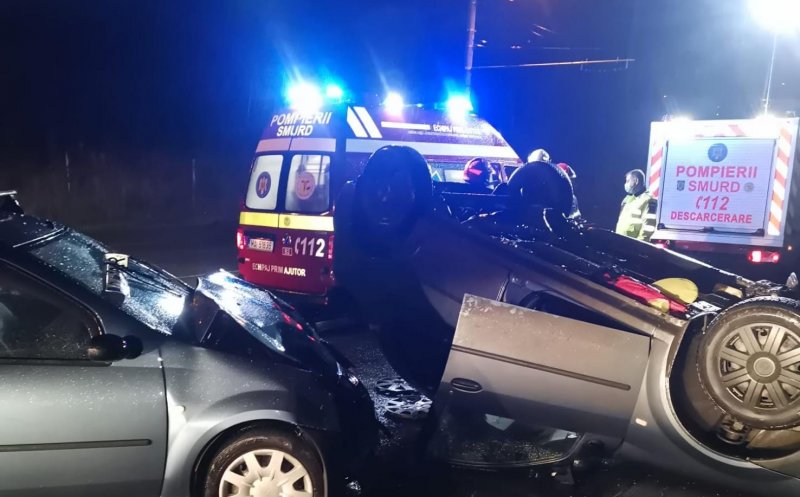 ACCIDENT în Cluj-Napoca: Cu roţile în sus pe Bulevardul Muncii. Descarcerare şi două persoane la spital