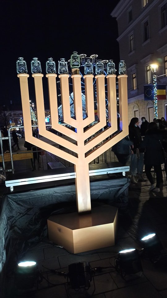O menorah uriașă în centrul Clujului, în premieră, de Hanukkah