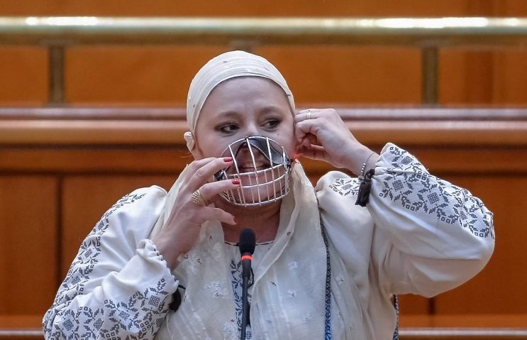 Circ în Parlament, marca Șoșoacă: Senatoarea și-a pus botniță la aniversarea a 30 de ani de la adoptarea Constituţiei