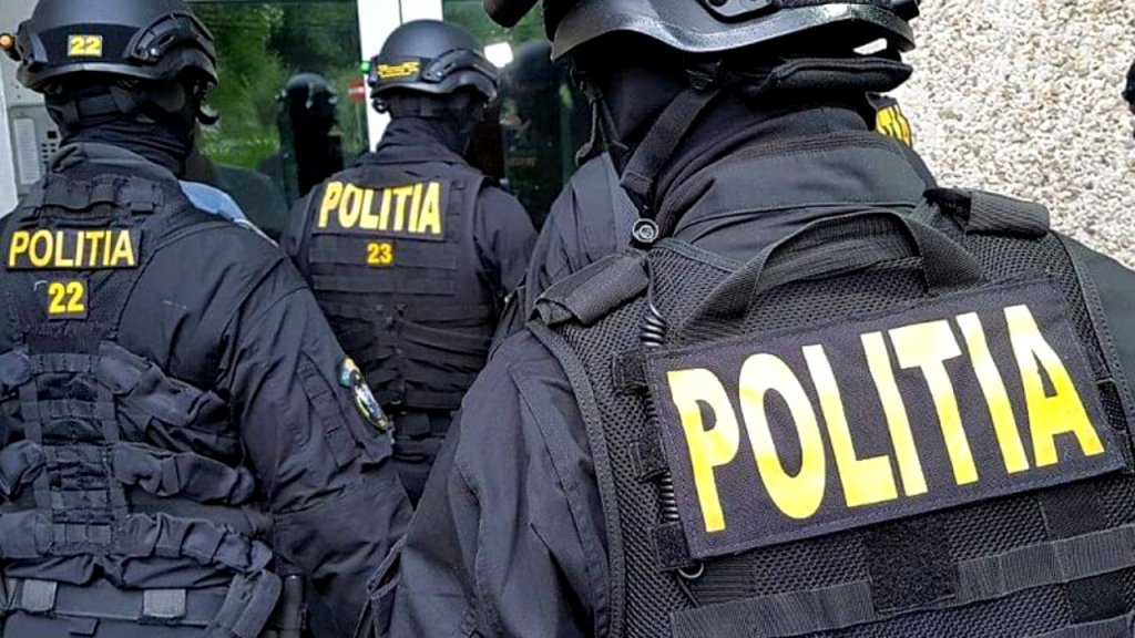 Contrabandă cu arme și muniții prin curier. Mascaţii fac percheziții de amploare şi la Cluj