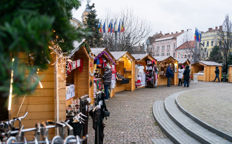 Clujenii, așteptați la „Tradiții de Iarnă”, în Piața Avram Iancu. Ce obiecte și bunătăți „ascund” căsuțele împodobite