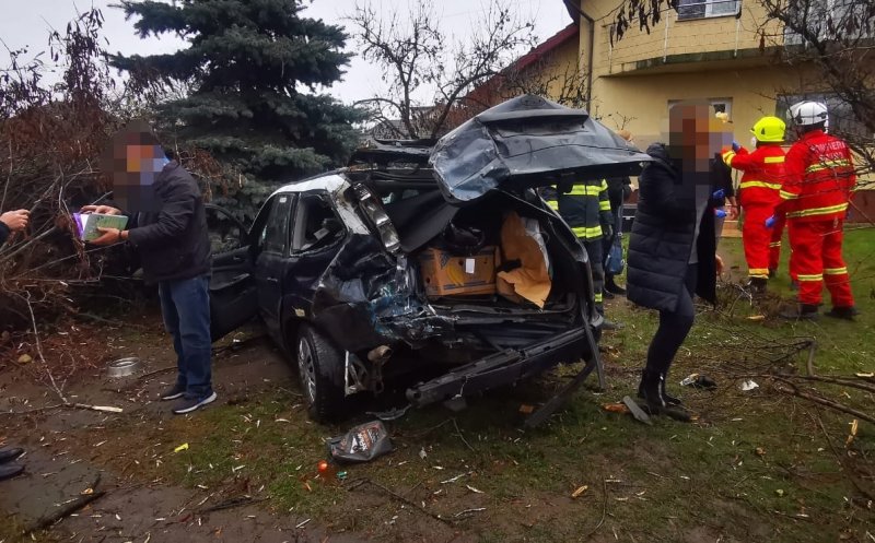 Accident spectaculos în Cluj-Napoca. A ajuns cu mașina într-o curte / O femeie a ajuns la spital