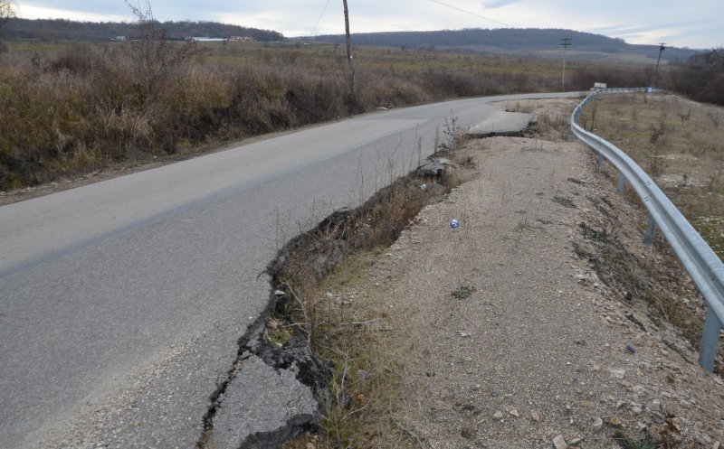 Un drum județean din Cluj arată dezastruos! Oamenii spun că de 15 ani este așa