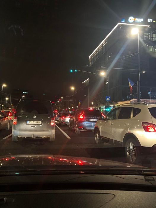 Clujul bară la bară pe 21 Decembrie: "Două semafoare la distanţă de 50 de metri, unul verde, altul roşu"