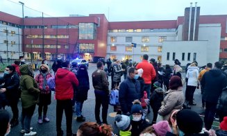 Protest al părinților de la Școala Agârbiceanu. Peste 200 de copii, mutați cu forța într-o clădire aflată la 1,5 km distanță