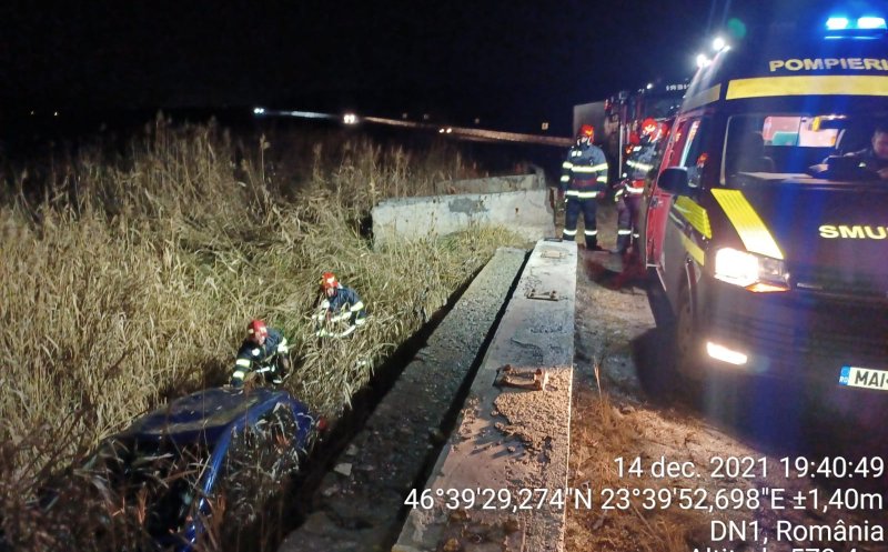 O mașină a căzut de pe drum între Cluj și Turda. Șoferul, scos de pompieri cu scara