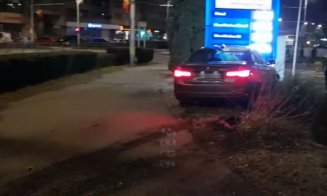 Prețuri de neratat? Parcare "specială" în benzinărie după drifturi ratate într-un giratoriu din Cluj