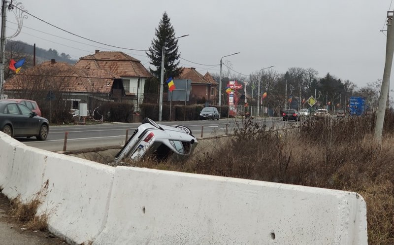 Accident în Jucu. O mașină a ajuns cu roțile-n sus